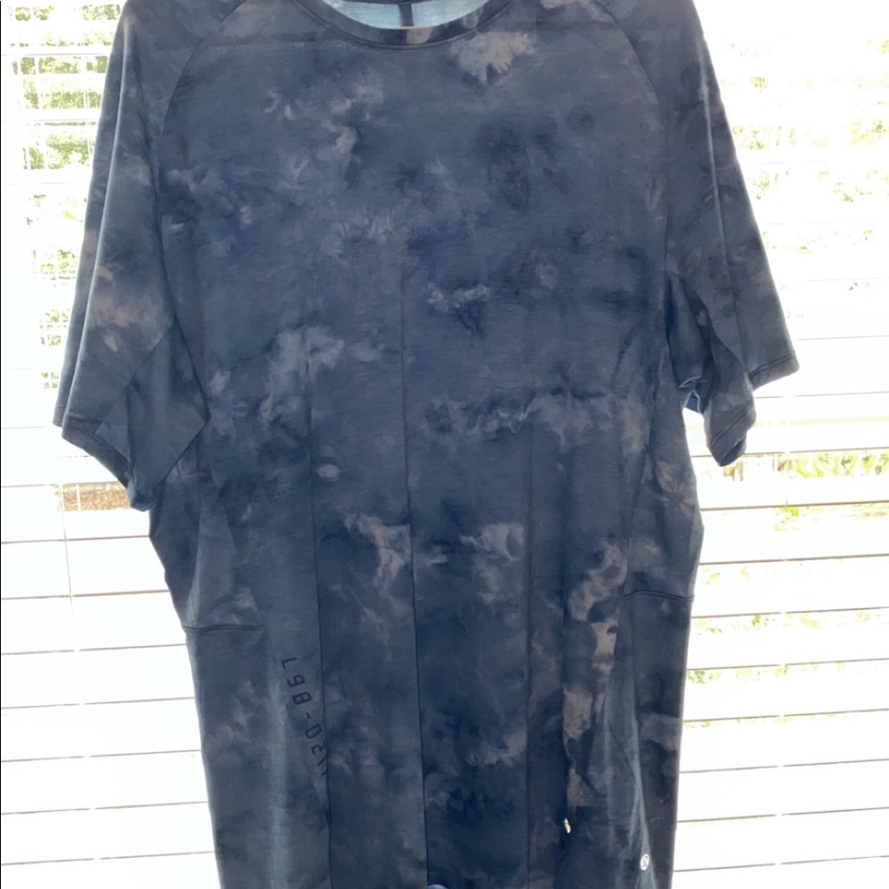 Men’s Lululemon athletic shirt